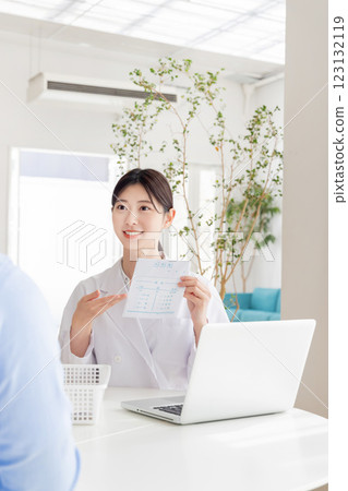 一位身穿白大褂的接待員女士 一位身穿白大褂的接待員女士 123132119