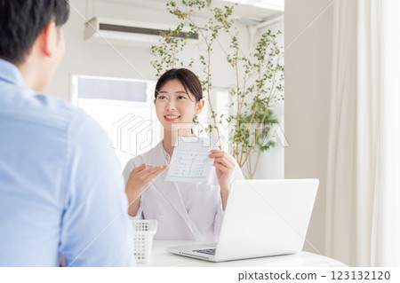 一位身穿白大褂的接待員女士 123132120