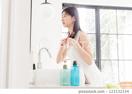 Beauty, beauty, middle women, smiles, hair sets, hair 123132154