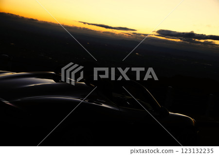 有光澤的黑色敞篷車 有光澤的黑色敞篷車 123132235