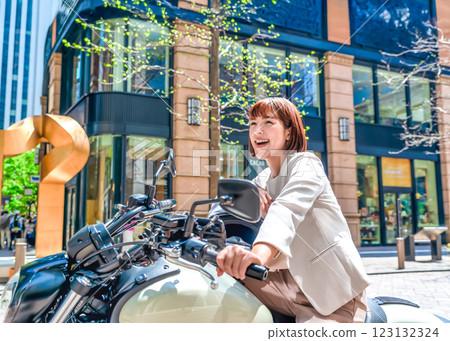 美國大型摩托車和女騎士丸之內 美國大型摩托車和女騎士丸之內 123132324