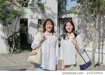 出去購物的女性、朋友、同事、姊妹 123132454