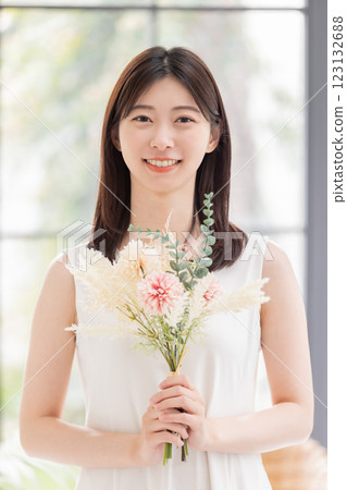 連體衣女人手捧一束乾花 連體衣女人手捧一束乾花 123132688