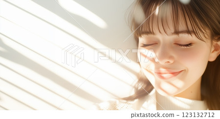 透過窗戶照進來的光線和放鬆的女人 123132712