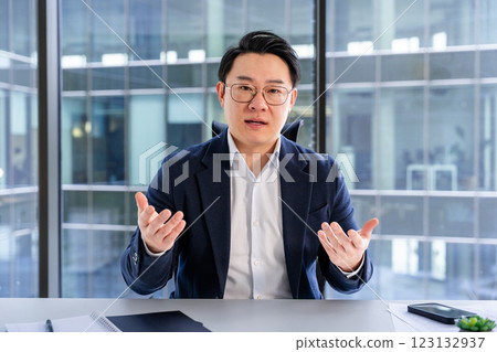 Professional Businessman Discussing Ideas in a Modern Office Setting Professional Businessman Discussing Ideas in a Modern Office Setting 123132937