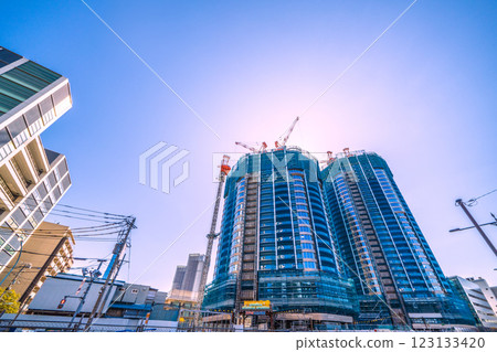 Tokyo cityscape in Japan - View of the Toyomi district and tower apartments under construction Tokyo cityscape in Japan - View of the Toyomi district and tower apartments under construction 123133420