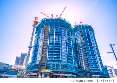 日本東京城市景觀 — 豐見區與正在興建中的高樓公寓景觀 日本東京城市景觀 — 豐見區與正在興建中的高樓公寓景觀 123133421