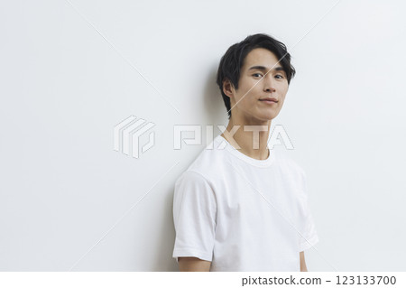 A man in his 20s wearing a white T-shirt looking at the camera Men's beauty and skin care image portrait A man in his 20s wearing a white T-shirt looking at the camera Men's beauty and skin care image portrait 123133700