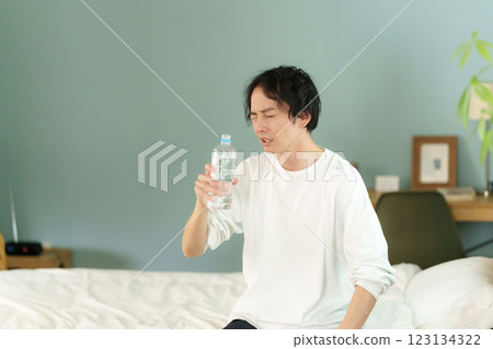 Middle-aged men drinking water Middle-aged men drinking water 123134322