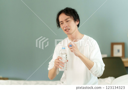 中年男子喝水 123134323