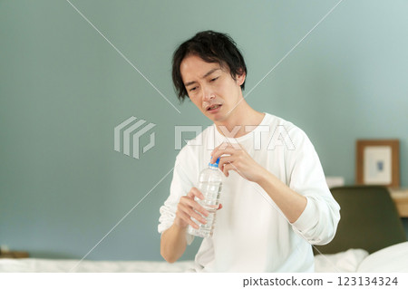 中年男子喝水 123134324