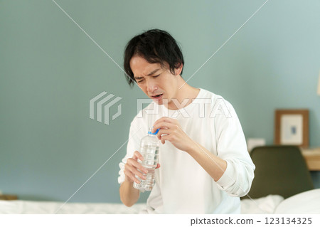 中年男子喝水 123134325