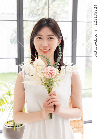 連體衣女人手捧一束乾花 連體衣女人手捧一束乾花 123135224