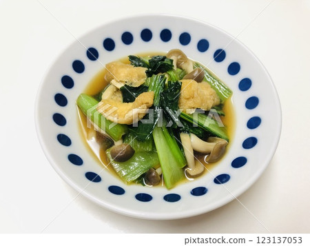Simmered komatsuna and deep-fried tofu with bunashimeji mushrooms, Japanese food 123137053