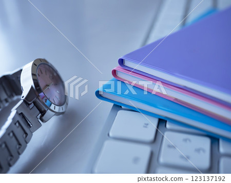 筆記本、鍵盤和時鐘放在桌上 筆記本、鍵盤和時鐘放在桌上 123137192