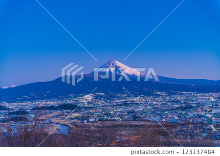 [Shizuoka Prefecture] Mishima City and Mt. Fuji at dawn 123137484