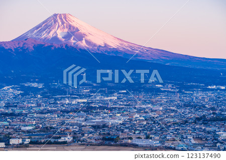[Shizuoka Prefecture] Mishima City and Mt. Fuji at dawn 123137490