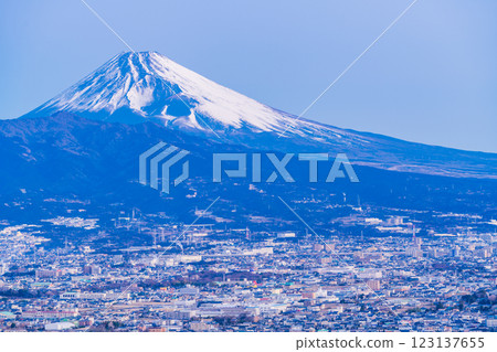 [Shizuoka Prefecture] Mishima cityscape and Mt. Fuji early in the morning 123137655