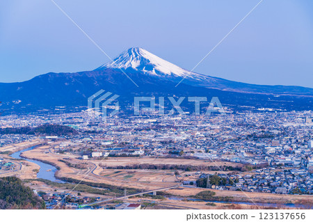 [Shizuoka Prefecture] Mishima cityscape and Mt. Fuji early in the morning 123137656