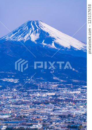 【靜岡縣】清晨的三島市容和富士山 123137658