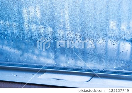 Condensation on a window pane on a cold winter day (A) 123137749