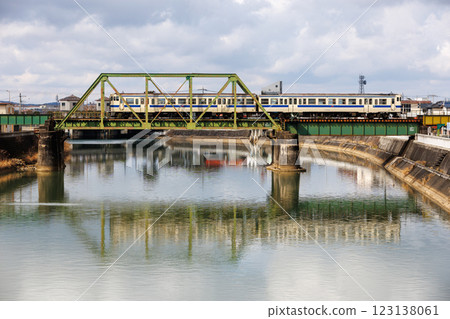 JR Hitahikosan Line Kiha 147 series diesel car crossing the Hikosan River 123138061