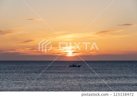 橙色的日出天空和大海 123138472