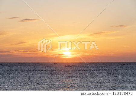 橙色的日出天空和大海 123138473