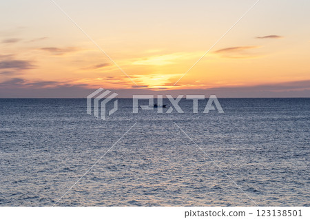 橙色的日出天空和大海 123138501