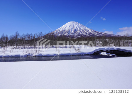 從京極町甲拉新地區看到的羊蹄山（2025 年 2 月） 123138512