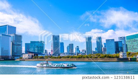 日本東京城市景觀的新景觀。 「Emeraldas」、竹芝和濱松町。背景是東京鐵塔和麻布台。右邊是汐留地區。 123138611