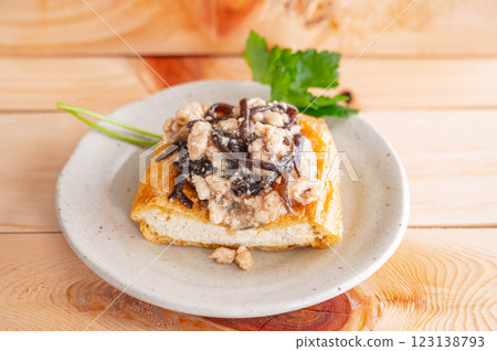 Deep-fried tofu with thickened sauce 123138793
