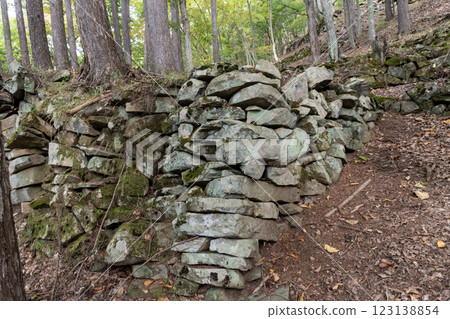 Kirihara Castle: Stone walls remaining at the site of the 3rd bailey 123138854