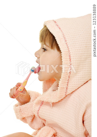 cleaning tongue 123138889