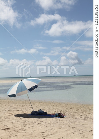石垣島的川平灣和遮陽傘 石垣島的川平灣和遮陽傘 123139253