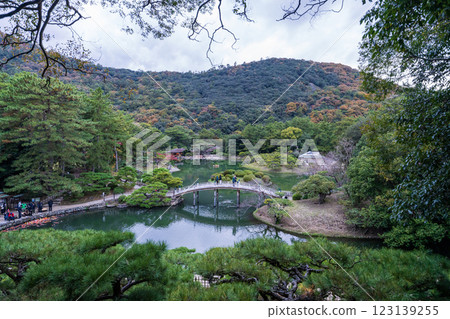 [高松市]栗林公園的秋天：從平居保眺望 123139255