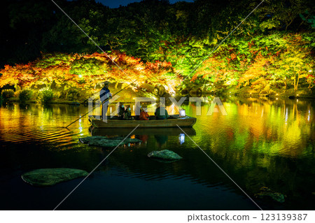 [高松市]栗林公園秋季燈飾日本船[紅葉] 123139387
