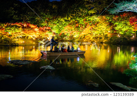 [Takamatsu City] Ritsurin Park Autumn Illumination Japanese Boat [Autumn Leaves] 123139389