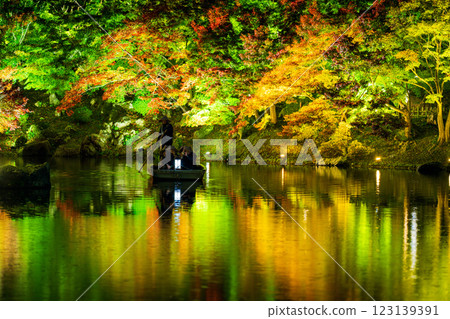 [Takamatsu City] Ritsurin Park Autumn Illumination Japanese Boat [Autumn Leaves] 123139391