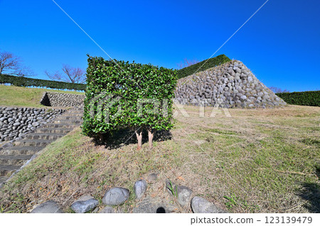 Yokosuka Castle in Totomi was built as the starting point for the attack on Takatenjin Castle. Yokosuka Castle in Totomi was built as the starting point for the attack on Takatenjin Castle. 123139479