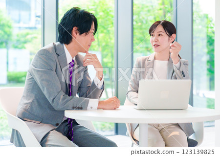 女員工與老闆協商 123139825