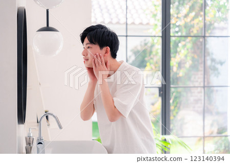 一名年輕男子在浴室梳洗 123140394