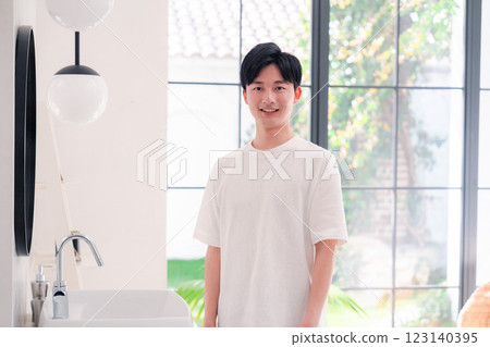一名年輕男子在浴室梳洗 123140395