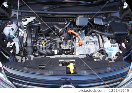 串聯式混合動力汽車的發動機室，裝有發電用的汽油機、發電機和驅動用的電動機。 123141949