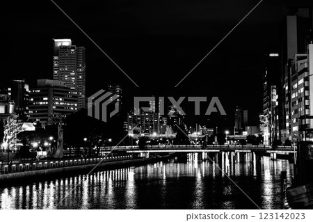 冬季的大阪街景閃爍著閃閃發光的燈光。拍攝大阪中之島 123142023