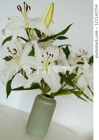 white lilies cut bouquet in vase 123142554