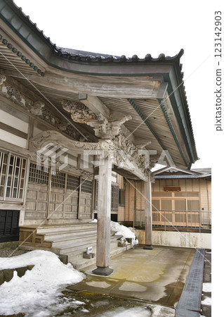 Photographing the grounds of Eijuzan Chotokuji Temple in Otobe, Hokkaido in winter Photographing the grounds of Eijuzan Chotokuji Temple in Otobe, Hokkaido in winter 123142903