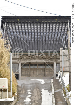 Photographing the grounds of Eijuzan Chotokuji Temple in Otobe, Hokkaido in winter Photographing the grounds of Eijuzan Chotokuji Temple in Otobe, Hokkaido in winter 123142906