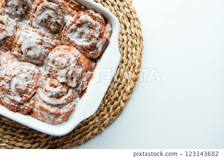 新鮮出爐的自製肉桂捲 123143682