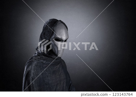 Mysterious humanoid alien at night over dark misty background 123143764